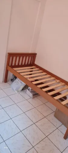 Cama de solteiro madeira maciça.