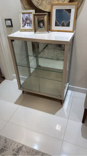 Vendo cristaleira em excelente estado.