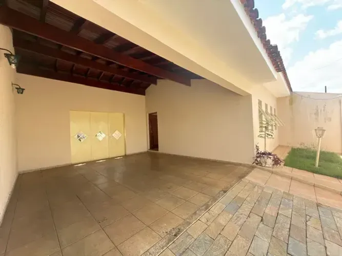 Casa terrea com amplo quintal gramado em terreno de 363 metros