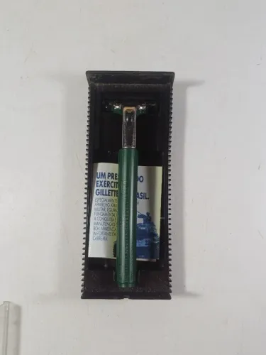Antigo barbeador Gillette. (Brinde da Gillette para os soldados)