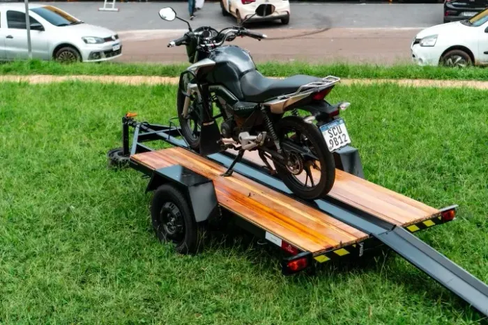 Reboque para Transporte de Uma Moto - Compacto e Resistente