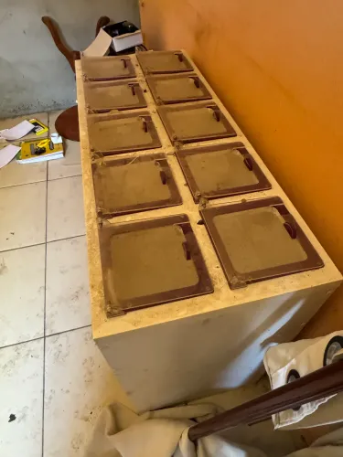 Balcão com cubas para acompanhamentos de açaí