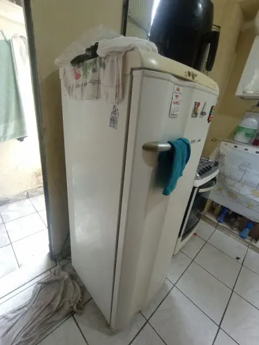 Geladeira Electrolux pequena, com detalhe.
