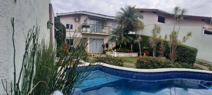 Linda casa em bairro nobre da cidade ao lado do centro com piscina a venda em Atibaia