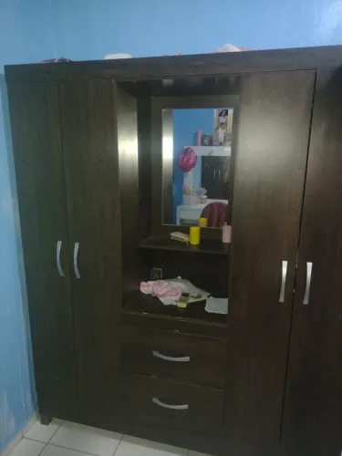 Guarda roupa semi-novo
