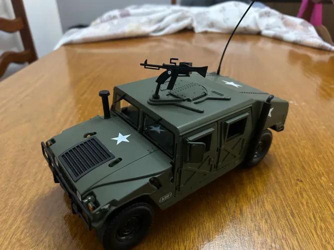 Miniatura 1:18 Humvee militar
