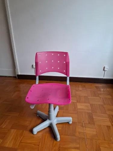 Cadeira giratória rosa translúcida 