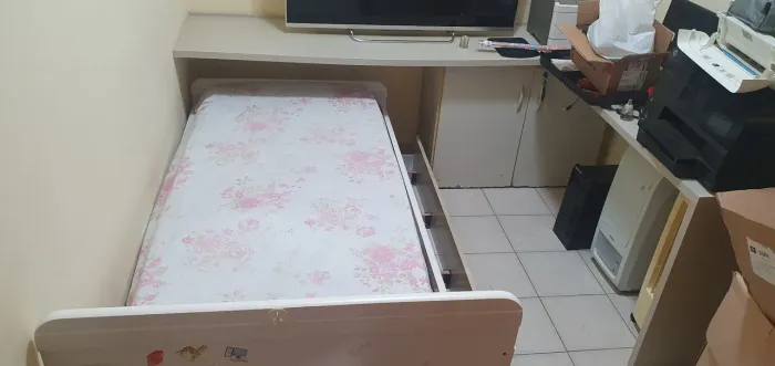 Bi cama com um colchão.