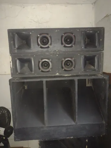 Caixas de som passivas.