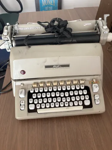 Máquina de escrever RUF - Modelo Suíça 