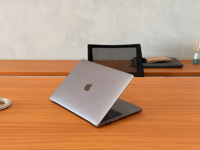 MacBook Pro 2020 i5 16GB 512GB