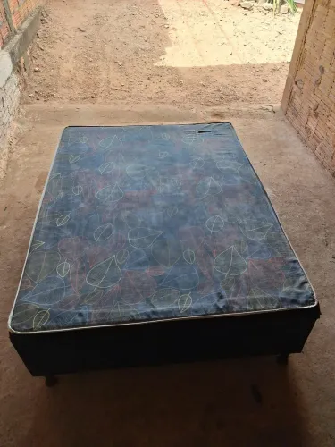 Vende-se cama box em perfeitas condições