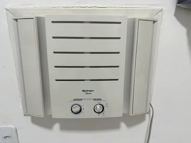 Midea 10.000 BTUs Janela - Pouco Uso (Quarto de Hóspede)