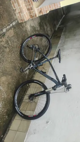 Vendo bicicleta pra ir logo 2.500