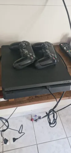 PLAYSTATION 4 SLIM USADO + 2 CONTROLES