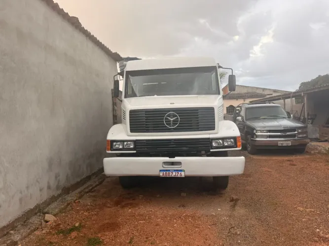 Caminhão MB 