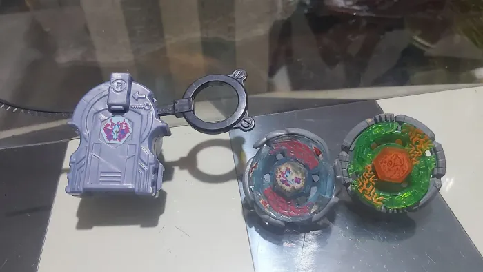 Kit 2 Beyblades + 1 lançador originais