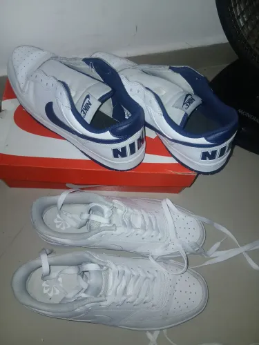 Dois pares de tênis Nike 44