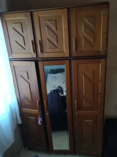 Guarda roupa de madeira 