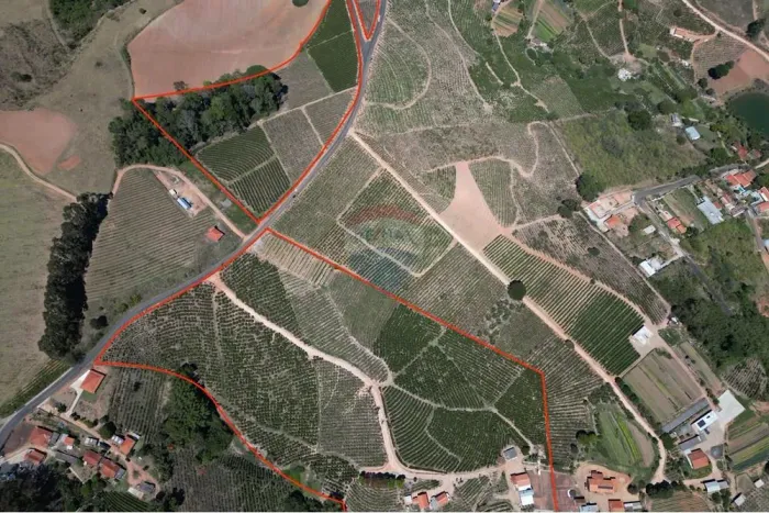 propriedade rural produtiva em Serra Negra, com aproximadamente 10 hectares, implementos a