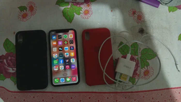 Troco iPhone XR e um relógio invicta  e um cordão 