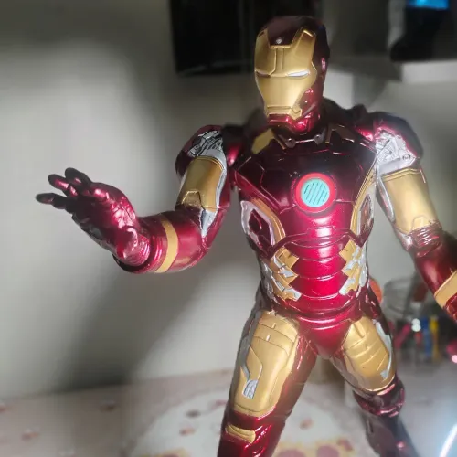 VENDE SER UM BONECO DO HOMEM DE FERRO EMITIR SONS EXCELENTE PRA COLECIONAR OU PRESENTEAR 