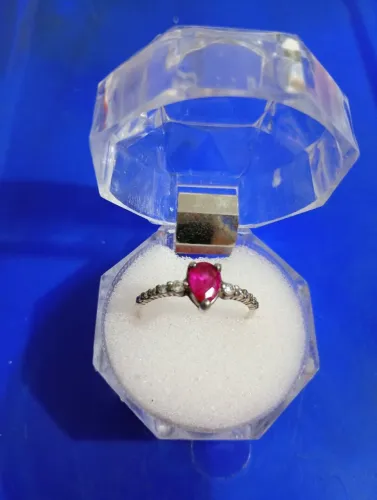 Anel solitário de prata de lei 925 com um gota de zircônia 19cm aro 22 1.3 grama