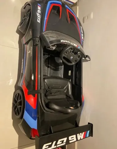 Carro elétrico infantil preto com bateria nova nunca usada.