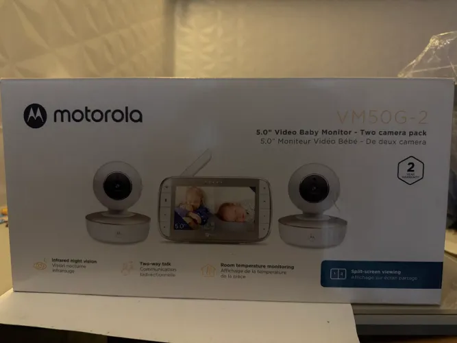 Babá Eletrônica Motorola VM50G-2 com monitor de 5 polegadas e kit com 2 câmeras.