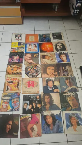 Conjunto de discos de vinil (roberto carlos, xuxa, rpm, dominó, etc)