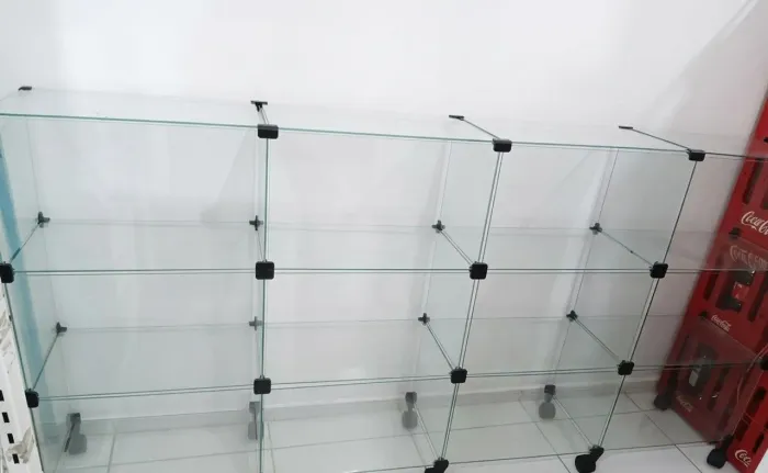 Balcão Expositor de Vidro Modulado com Rodinhas para Loja