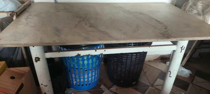Mesa tubular com tampo de mármore