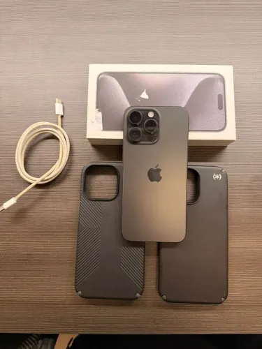 iPhone 15 Pro Max 256GB Black Titanium + 2 Capas Speck