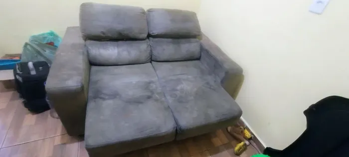 Geladeira, armário,cama, sofá,rack, cadeiras.