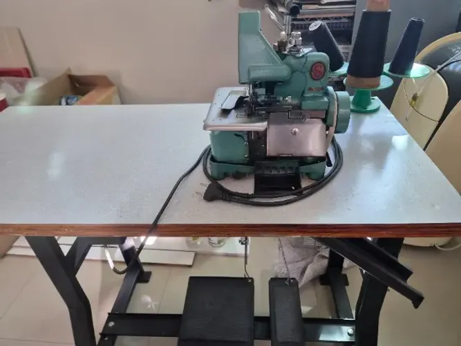 Máquina de Costura Overlock Semi-Industrial Portátil c/ Bancada, 1 Agulha, 3 Fios, GN1-6D
