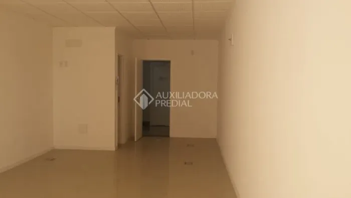 Sala comercial à venda com 1 vaga no Itacorubi em Florianópolis-SC.