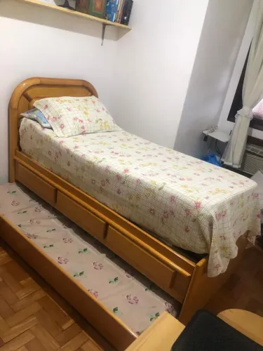 Cama de solteiro com armarinho para roupas em madeira maciça. Impecável. Tel *
