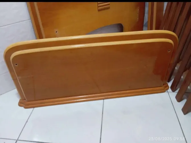 Vende-se cama de solteiro com auxiliar madeira maciça.