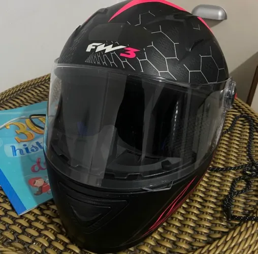 Capacete feminino FW3 usado poucas vezes