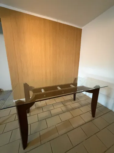 Mesa de Jantar 6 Lugares em Vidro e Base de Madeira Nobre