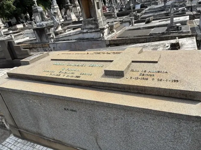 Jazigo no Cemitério São Francisco Xavier (Caju)