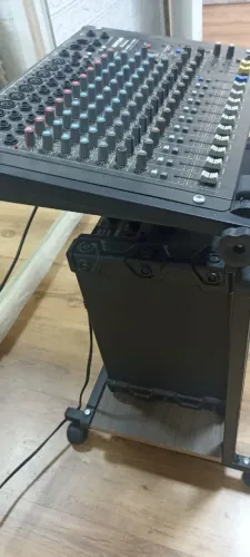 Caixa Roland e mesa de som