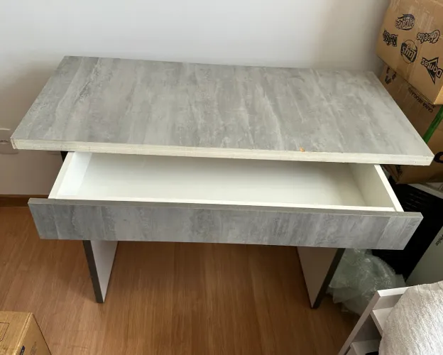 Mesa de estudos com 4 nichos