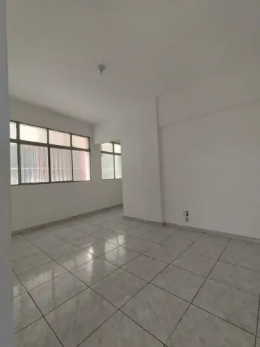 Amplo 2 quartos, com armários, banho com box e área de serviço, com linda vista!