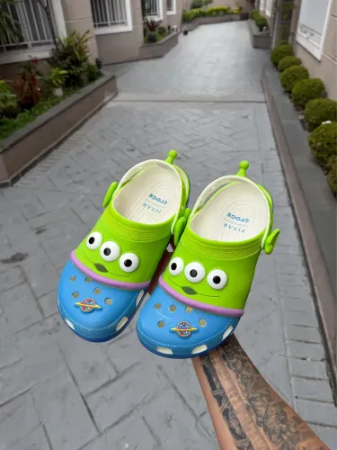 Crocs Toy Story Aliens Classic Clog nova usada 1 vez