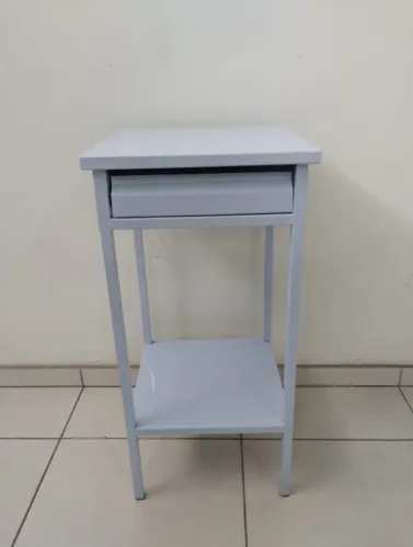 Mesa de cabeceira com gaveta