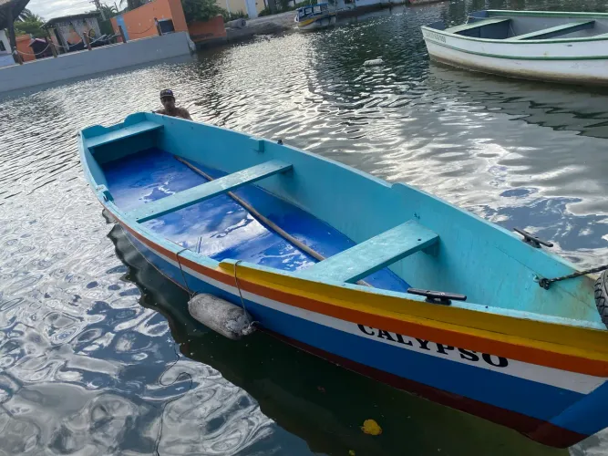 Barco com capota âncora remos forquetas e corrente