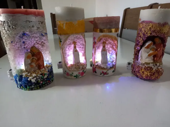 Velas oratória com luminaria altura 16 cm e diametro de 7 cm aprox.