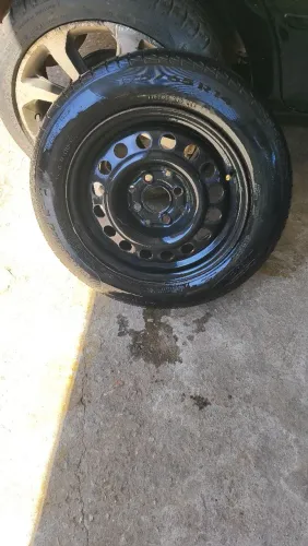 Roda aro 14 com pneu Pirelli p1