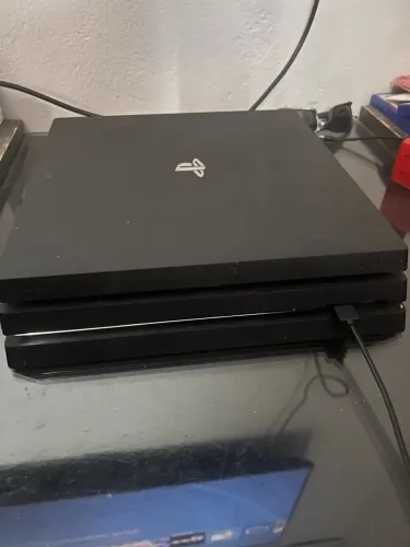 Ps4 pro com dois controles, 2  jogos físicos e 3 digitais, 500GB. 